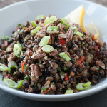 סלט עדשים שחורות וקינואה